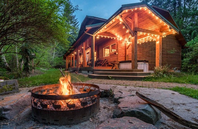 Trillium Lodge+Mountain Studio Sleeps 10! Includes HOT TUB+Sauna+EV Charger+WIFI
