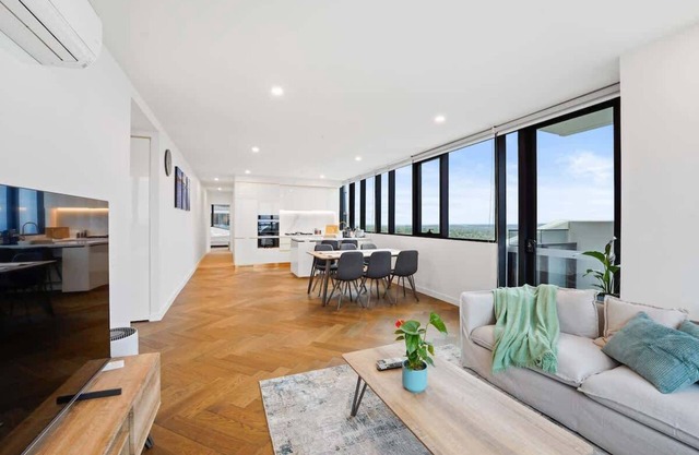 Trio Box Hill - Lux 3BR Penthouse Beauty w parking