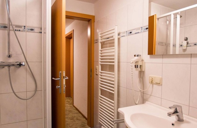 Triple room no. 119, shower, toilet - Gästehaus Leypold