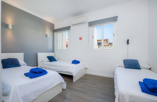 Triple room Nº4 with Shared Terrace, Wi-Fi and Air Conditioning