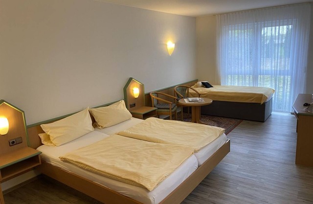 Triple room shower/toilet - Am Brunnenplatz, Hotel Garni