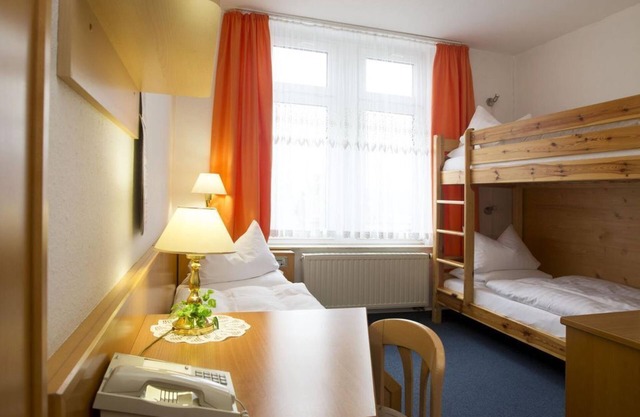 Triple room, shower/WC, single bed/double bunk bed - Hotel Heinz