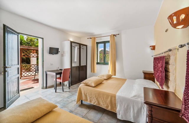 Triple room with shared pool and kitchen, Wi-Fi and air conditioning