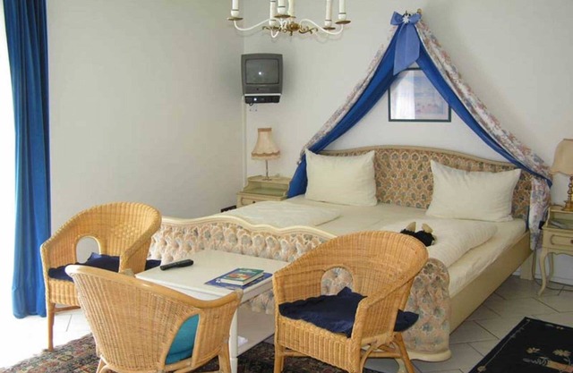 Triple Room with Shower and Toilet - Bed & Breakfast in Kippenheim R. Müller