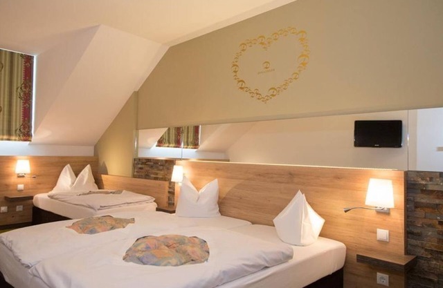 Triple room with shower, WC - Hotel Dollinger