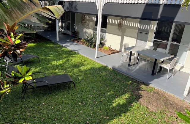 Tropic Gardens - Walking distance to town - 2 bedroom holiday unit with yard