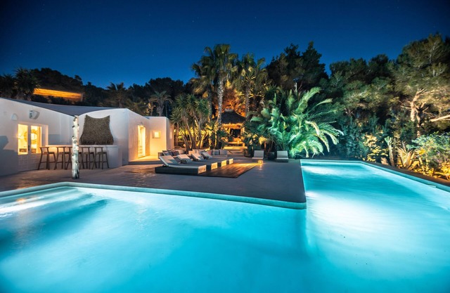 tropical luxury villa, 6 bedrooms ensuite + service room, sea/sunset views