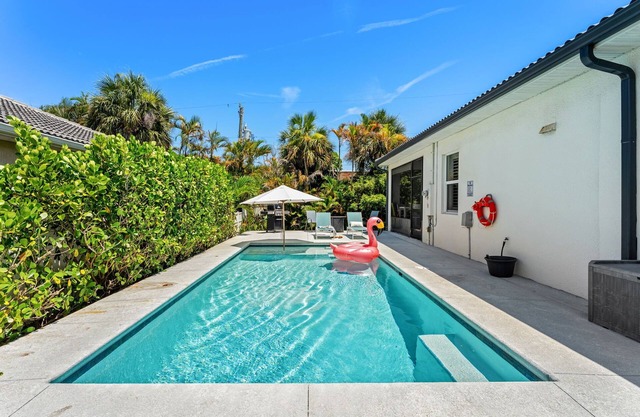 Tropical Backyard Oasis w/Screened in Outdoor Patio, Pool, Gas Firepit & BBQ Grill!