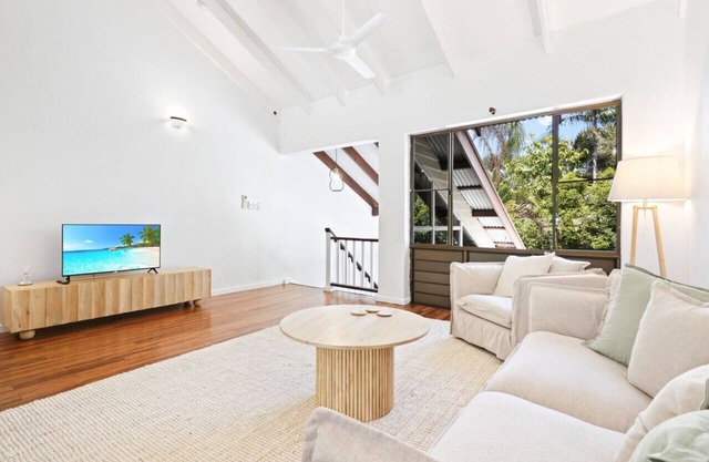 Tropical Beachside Townhouse- Relax and Unwind in this Stylish Port Douglas Retreat