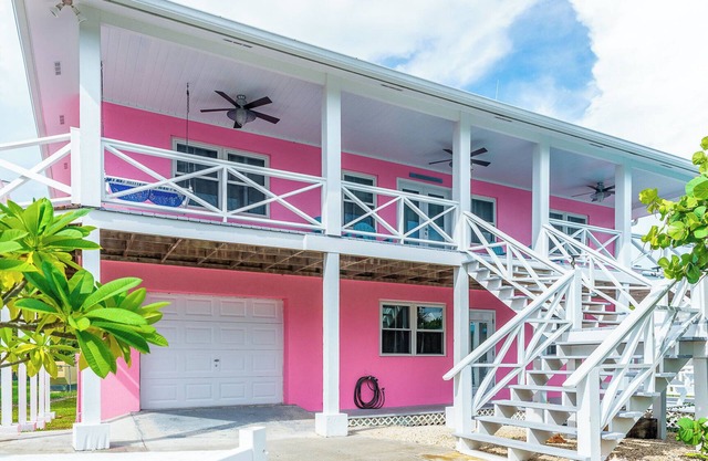 Tropical Comfort: Lillian's Ground Level Oasis