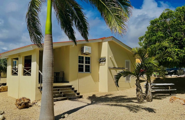 Tropical detached bungalow with communal pool. 2 bathrooms and washingmachine.