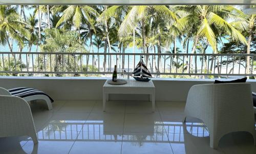 Tropical Escapes Palm Cove - Absolute Ocean Front Apartment