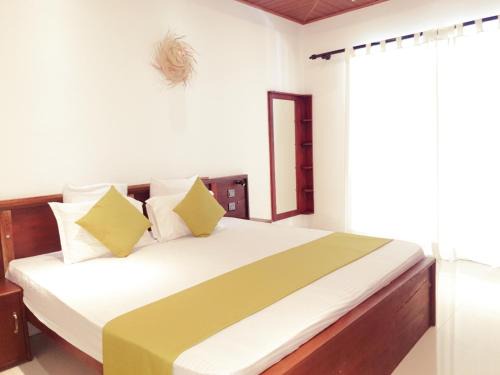 Tropical Family Villa with AC O1 Bedroom 05 Min Walk to Hikkaduwa Beach!