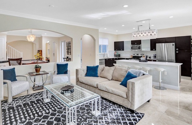 Tropical Fun Downtown! Spacious, courtyard, sweet pool, game room, walkable area