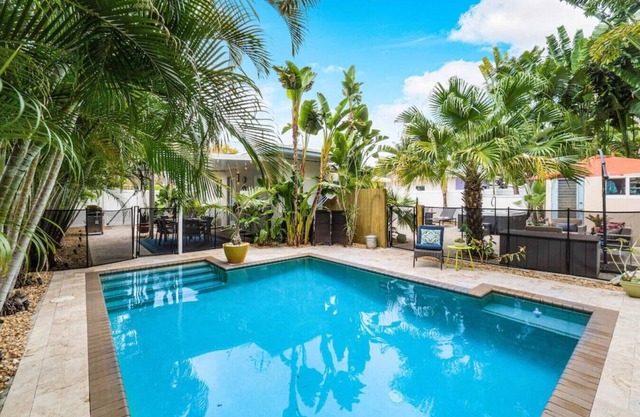 Tropical Heated Pool+Hot Tub! 1 Mile To Beach!