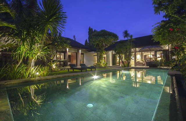 Tropical, Luxury 2BR Villa, Seminyak! - 7Min Walk To Eat Street! W/Swim Pool!