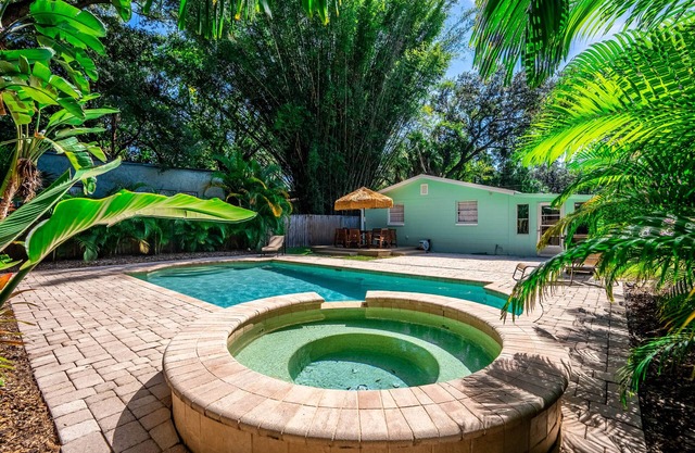 ☆Tropical Oasis☆ Luxury Pool & Ace Location