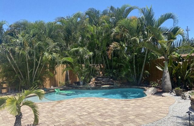 Tropical Oasis Pool Home 1 mile from Casey Key Beach