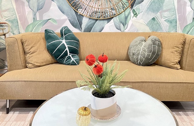 Tropical On Post. Spotless, Walkable & Beautiful