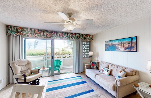 Tropical paradise with pools, hot tub, BBQ, lanai, washer/dryer, AC