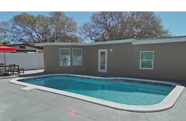 TROPICAL POOL HOME/NEAR BEACH/RESTAURANTS/MARINA!