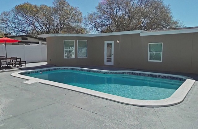 TROPICAL POOL HOME/NEAR BEACH/RESTAURANTS/MARINA!