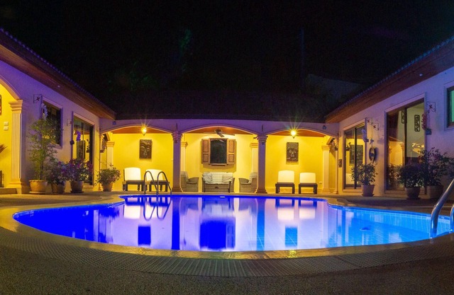 Tropical pool villa, perfect for big families, group getaways & family reunions