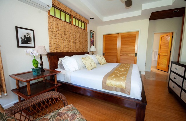 Tropical Rendezvous Suite - Luxury Studio in tropical gardens with koi ponds.