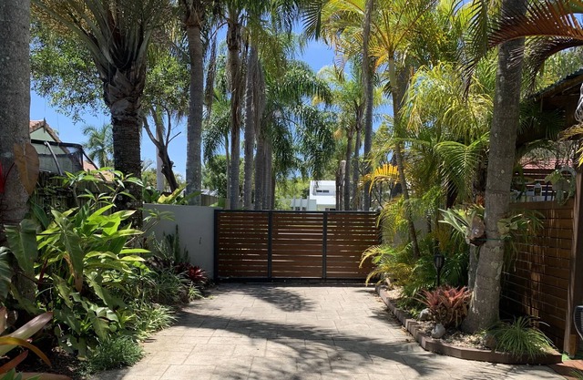 Tropical retreat 3 minutes from main beaches