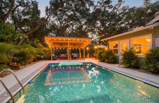 Tropical Retreat near beaches with amazing Pool, Cabana, Hot Tub & Patio areas!