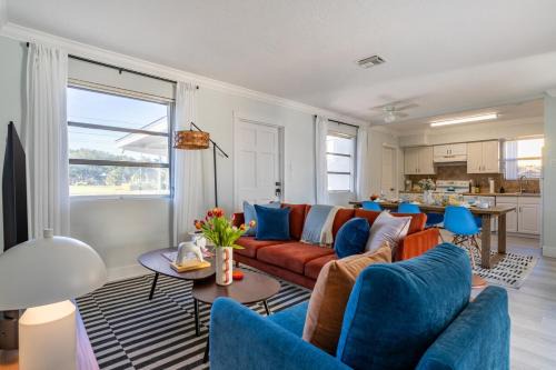 Tropical Retreat on Sheridan l Near Beach and Parks