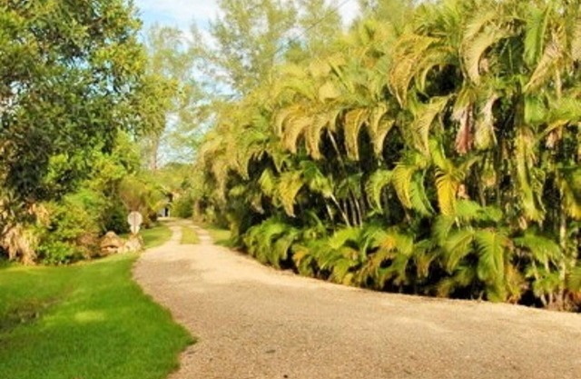 Tropical Sanibel cottage, walk to beach, pet friendly! New 2026 availability!
