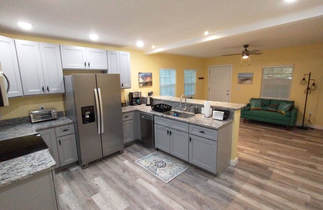 Tropical Secluded Jungle Hideaway: Peaceful + Easy Access Downtown and Beaches