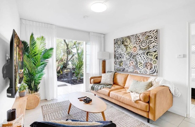 Tropical Terraces - Modern Coastal Retreat Near the Heart of Cairns