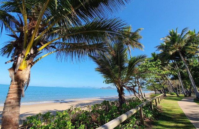 Tropical Unit with Private Fenced Garden Close to The Beach 3