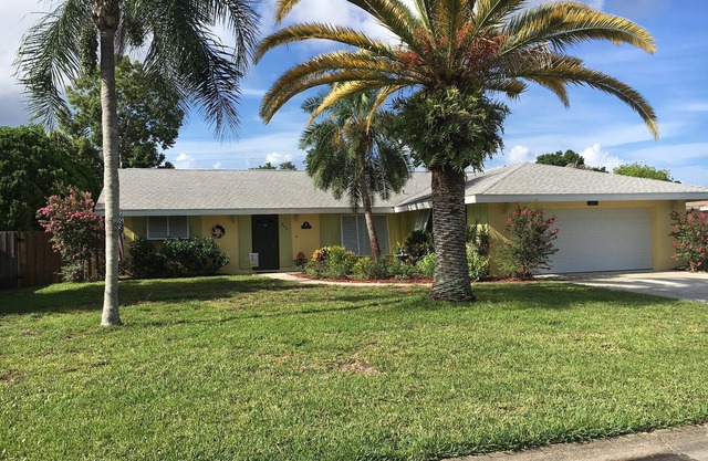Tropical Venice East Bungalow Heated Pool Minutes to Restaurants, Beaches, Golf
