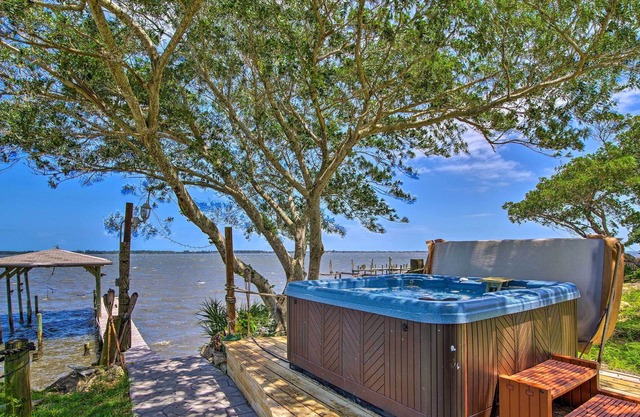 Tropical Villa: Screened Porch & Water View!
