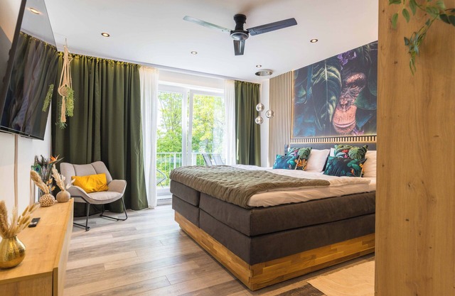 Tropical whisper penthouse in Hof. Balcony, Weber grill, whirlpool, digital check-in