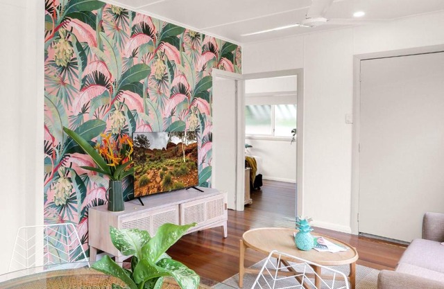 Tropicana Bungalow - Retro Getaway