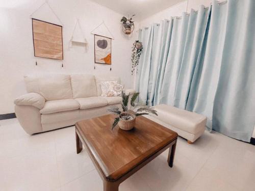 TRP1 - Cozy 2BR Home near Aquaplanet & Clark Airport