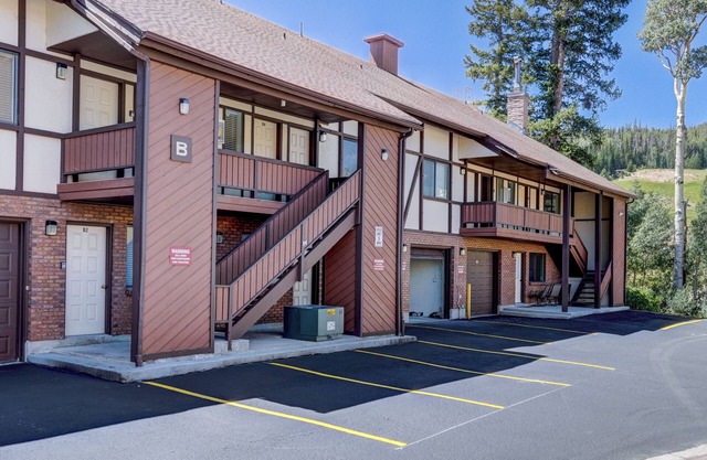 True ski-in/out two-level condo BH. nPerfect for two families with a king suite.