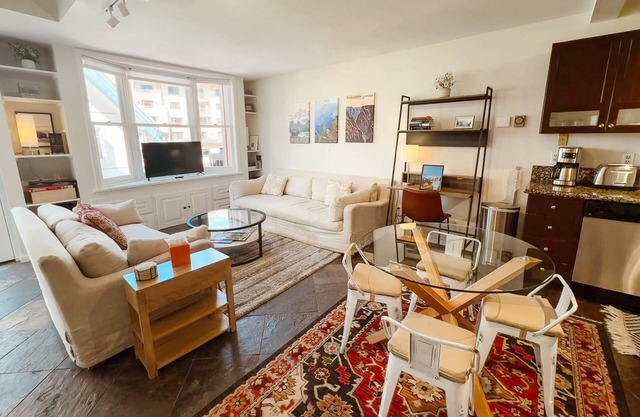 True Ski in/Ski out- Quaint, Comfortable & Convenient