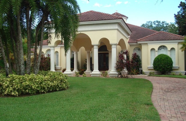 True Southern Paradise: A Luxury Estate Overlooking Rolling Greens