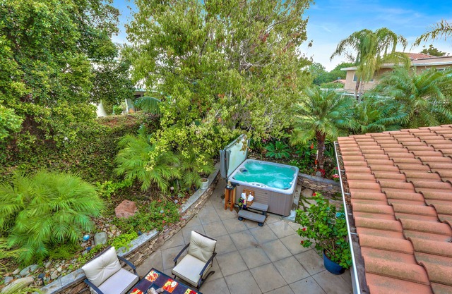 True Suburban OC - Art Inspired Tropical Retreat!