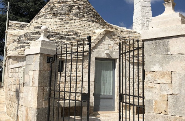 Trullivacation 100 m from train station and bus stop in Alberobello