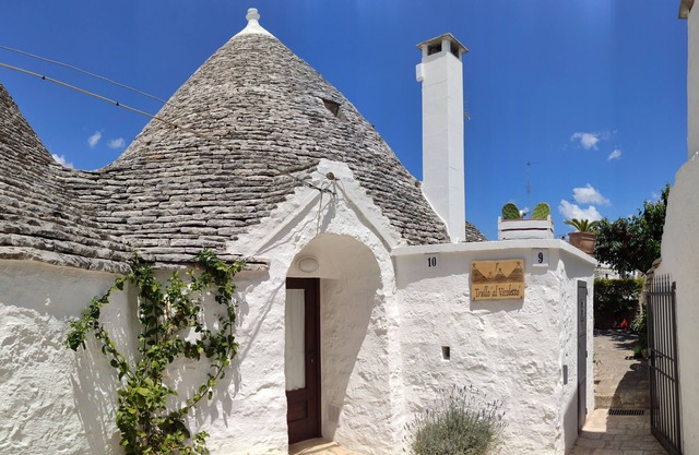 Trullo alleyway, central with private garden