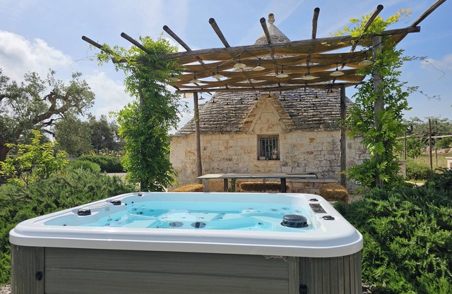 Trullo Ape Regina - One Bedroom House, Sleeps 4