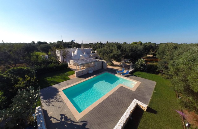 Trullo del Salento with pool