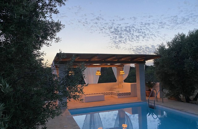 Trullo Dipinto: private pool, secluded, yet central location for beach & culture