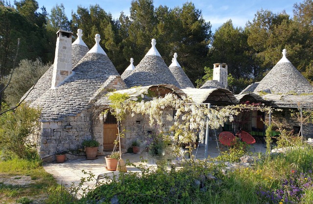 Trullo in the woods, a few steps from a hiking and cycling trail